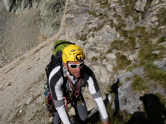 Aiguille de la Nova 013.jpg - Il arrive au relais de L1 (6a)